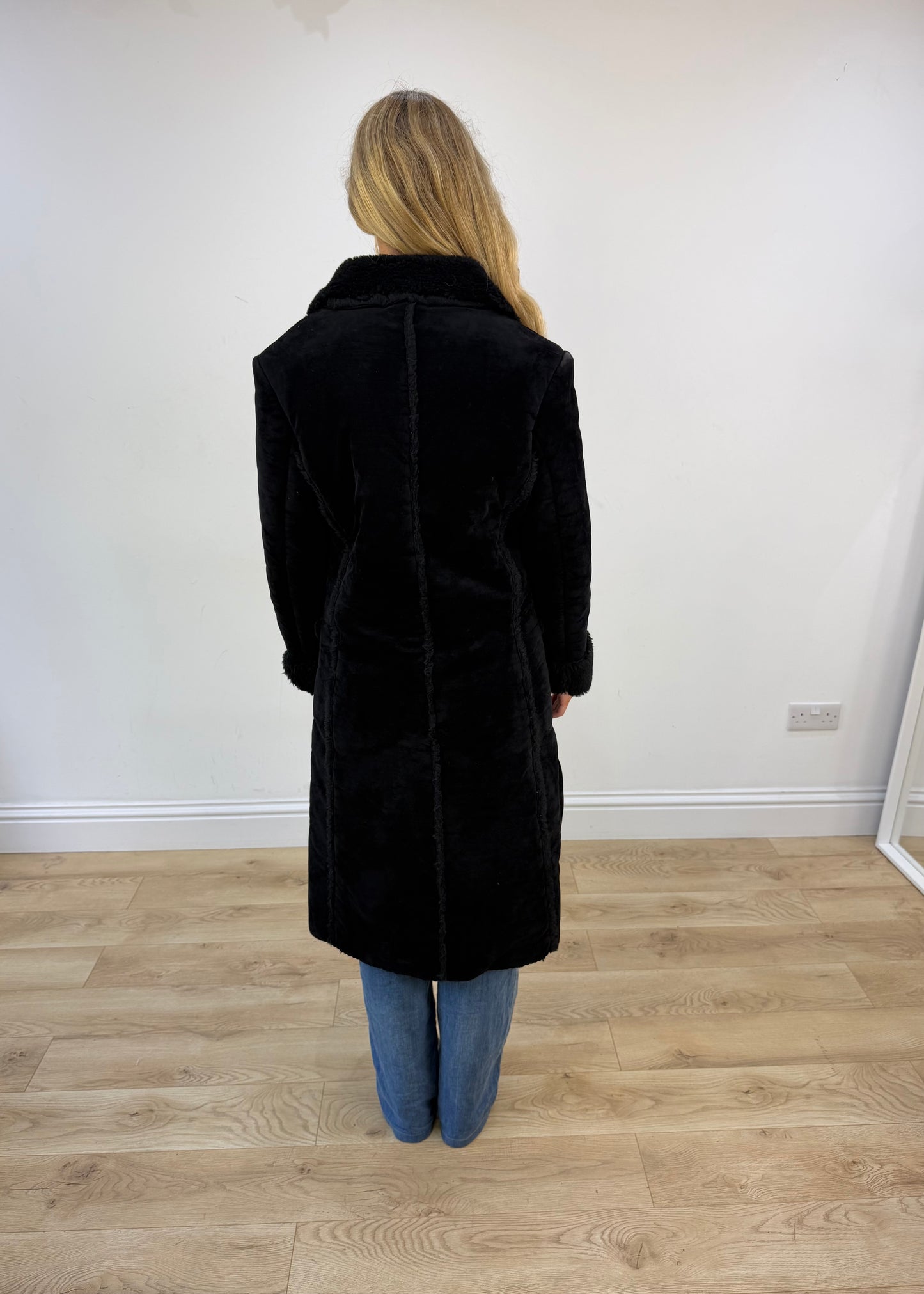 WINTER FAVOURITES | Größe: S · Farbe: Schwarz · Material: Wildleder + Kunstfell · Artikel: Trenchcoat · Details: Besatz