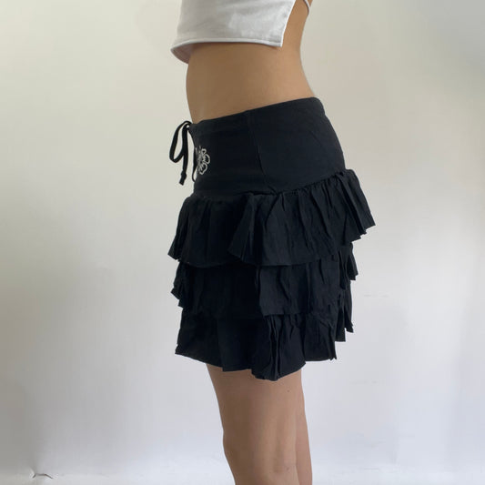 💻 BEST PICKS | small black billabong rara ruffle skirt with white spell out