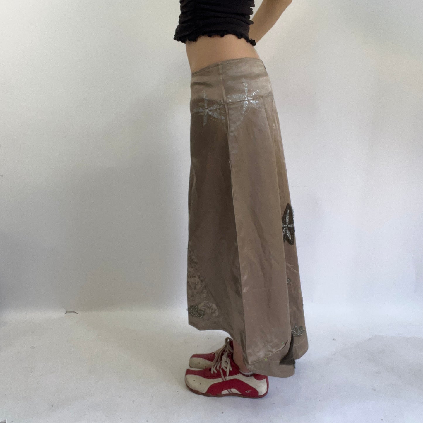💻‼️ #08 long skirt with flower embroidery detailing