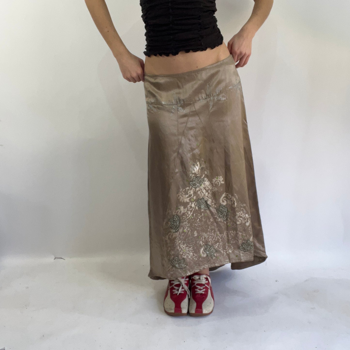 💻‼️ #08 long skirt with flower embroidery detailing