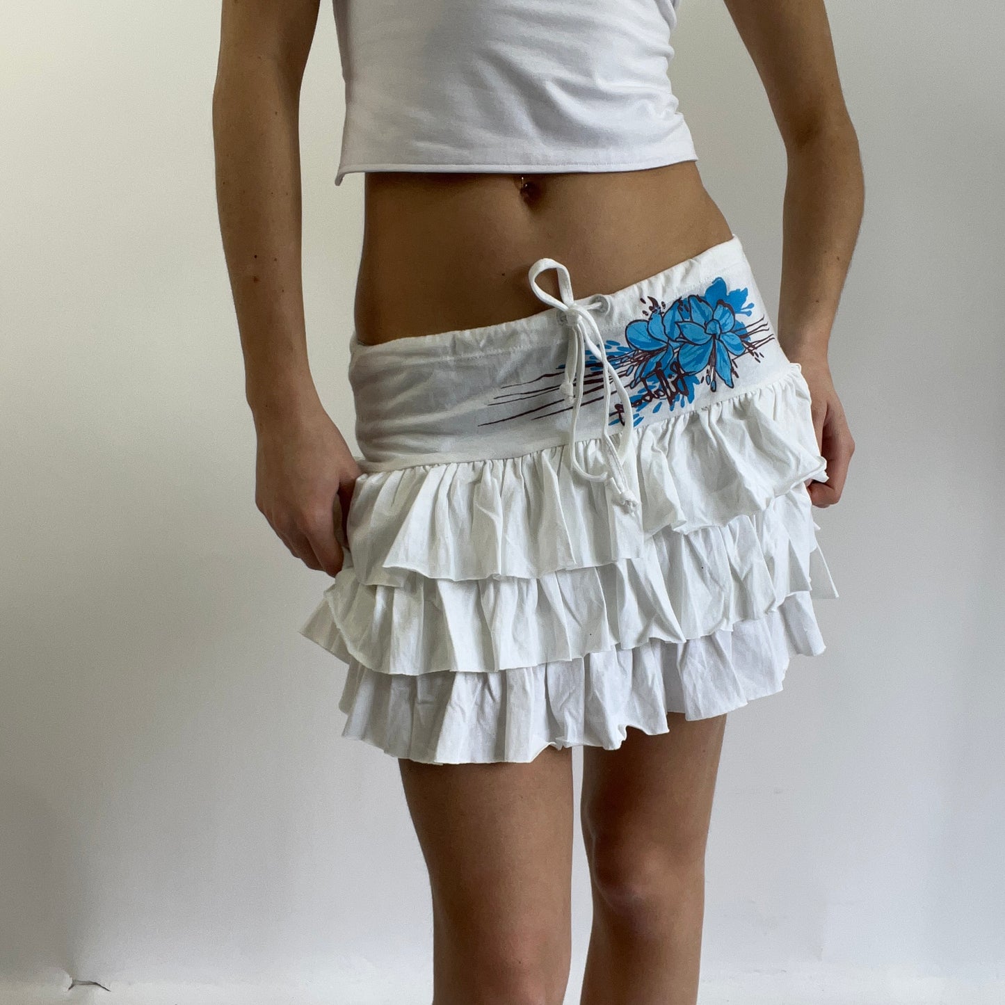 white billabong skirt - blue flower