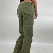 Farbe: Khaki · Artikel: Cargohose · Details: Schnalle + 💻 + ‼️