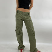 Farbe: Khaki · Artikel: Cargohose · Details: Schnalle + 💻 + ‼️