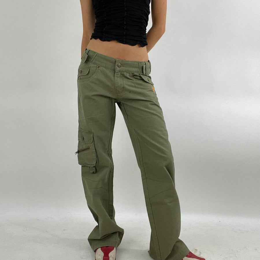 Farbe: Khaki · Artikel: Cargohose · Details: Schnalle + 💻 + ‼️