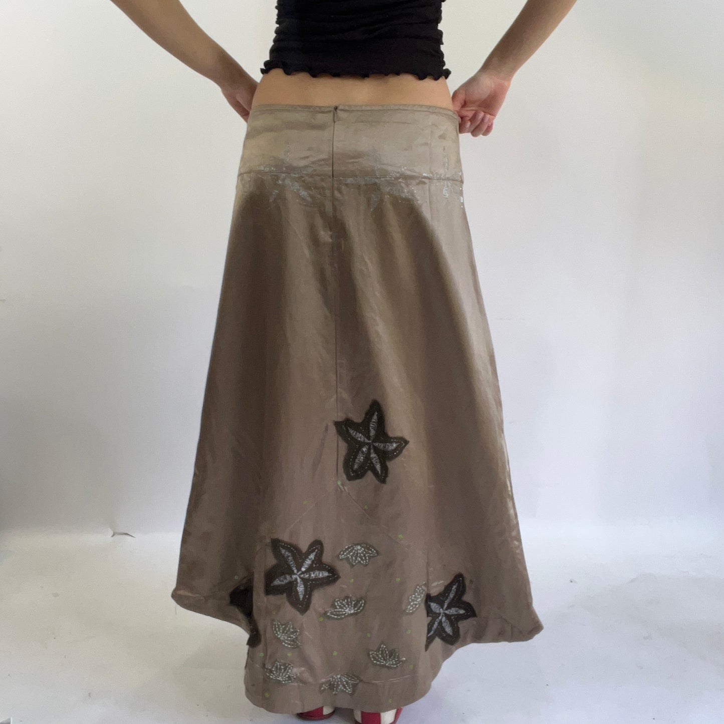 💻‼️ #08 long skirt with flower embroidery detailing