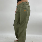 Farbe: Khaki · Artikel: Cargohose · Details: Schnalle + 💻 + ‼️