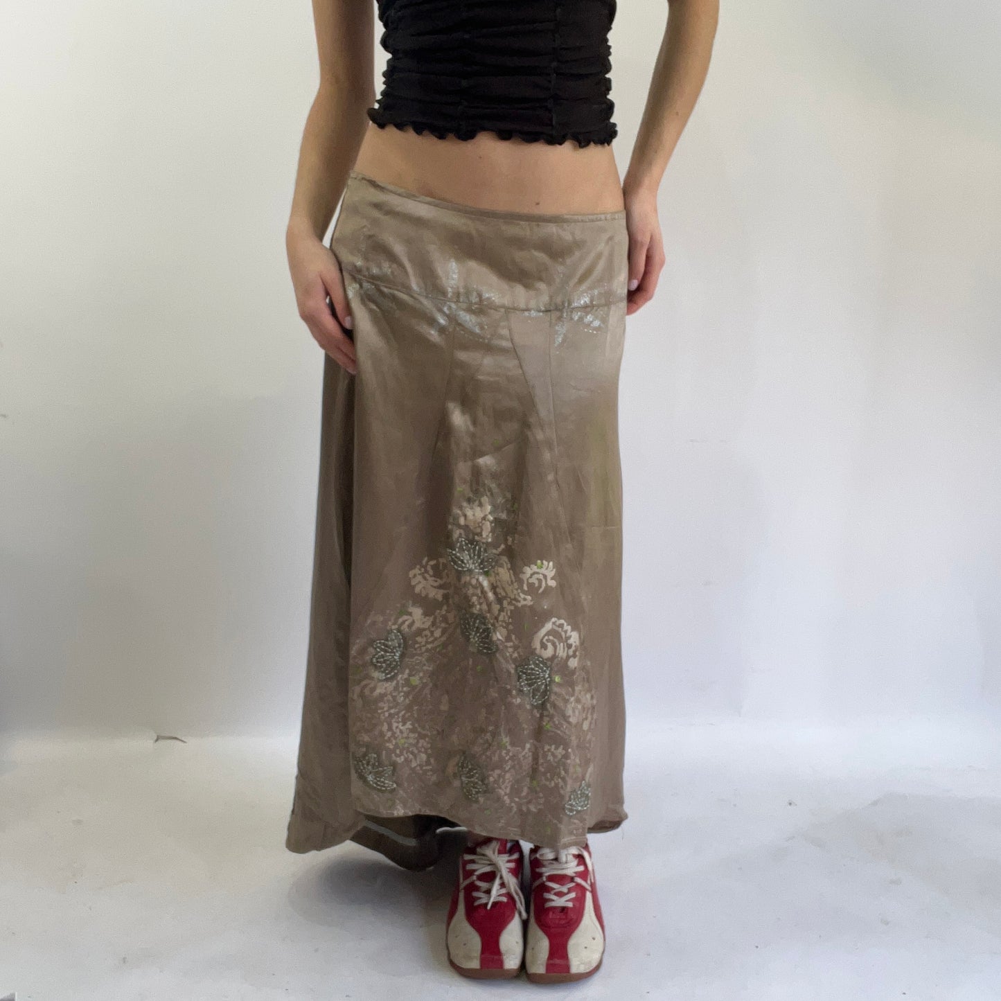 💻‼️ #08 long skirt with flower embroidery detailing