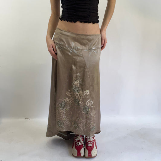 💻‼️ #08 long skirt with flower embroidery detailing